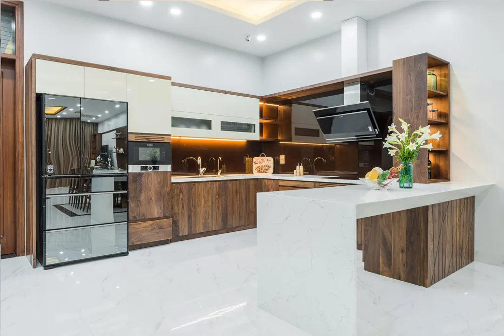 Tủ bếp gỗ tự nhiên và gỗ công nghiệp - Loại nào tốt hơn?